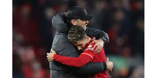 Roberto Firmino tar av seg trøye nr. 9 for å ta farvel med Liverpool